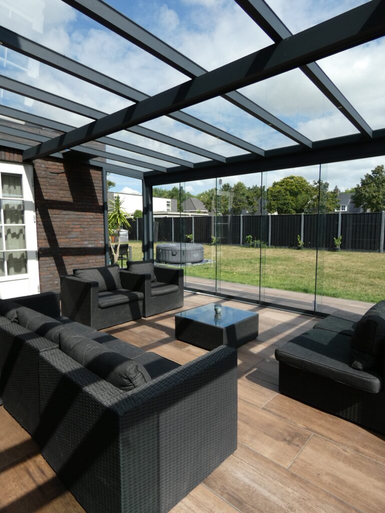 Veranda-overkapping-met-glas-glazen-schuifwand-en-glazen-dak-Someren