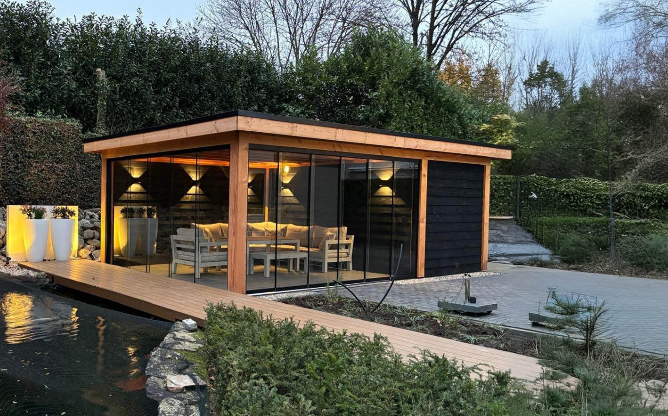 tuintrends-2025-2026-Veranda-overkapping-met-glas-glazen-schuifwand-douglas-hout